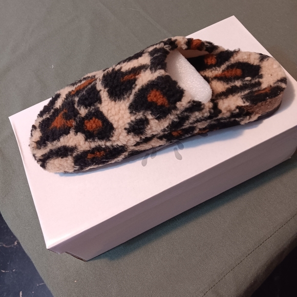 Women's Slippers - Picture 3 of 7